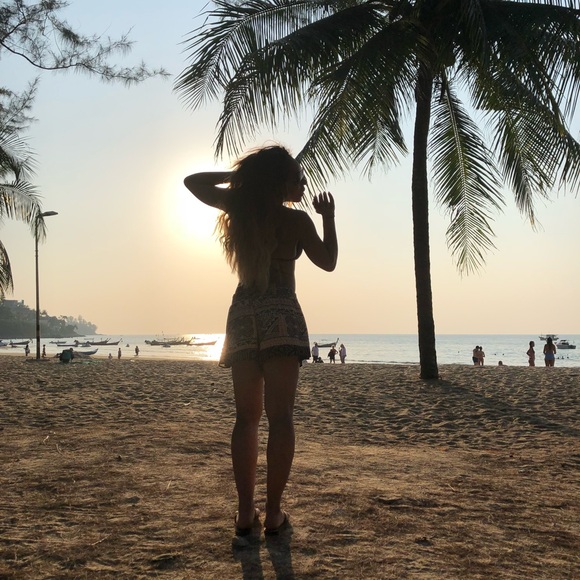 Meet your Posher, Nicole - Picture 3 of 4